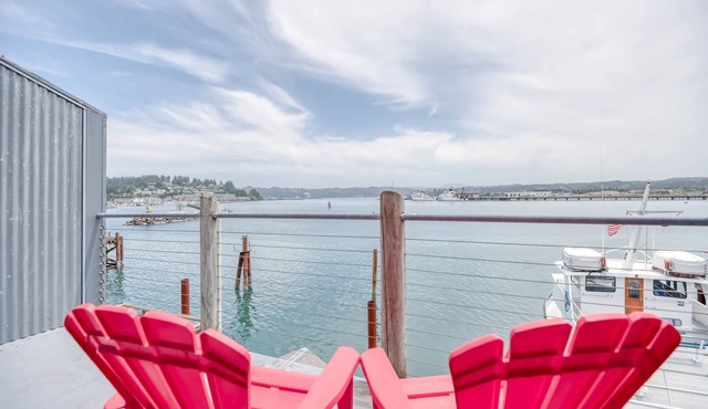 Bayfront Studio Boasts Bay and Ocean View Spa Tub, Fireplace, and Private Deck!