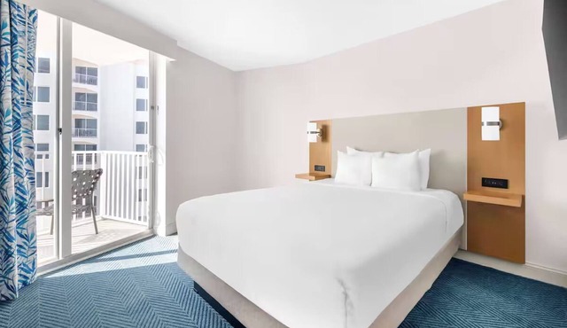 Beach Walk Suite w/Pools, Hot Tub & Sunrise Ocean Views for Family Fun