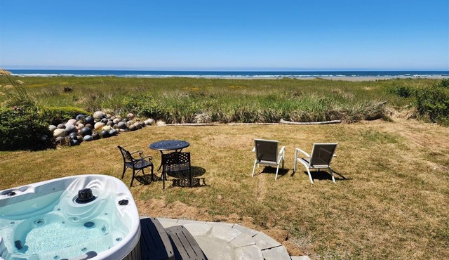 Beachcombers Cabin - Ocean Front with Hot Tub