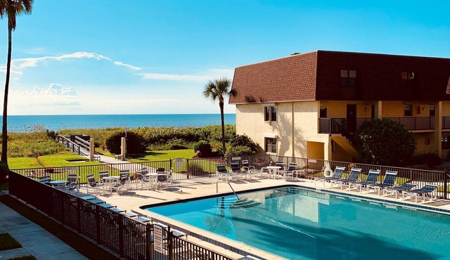 Beachfront 2BR Townhouse Ocean-View Balcony, Pool & Private Beach