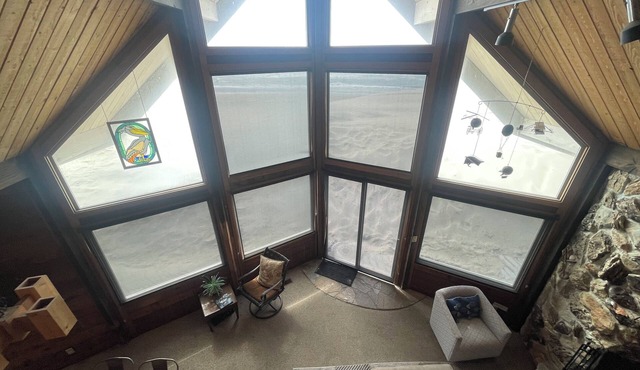 Beachfront 3-bedroom 2-bath beachhouse with WiFi in charming Pacific City