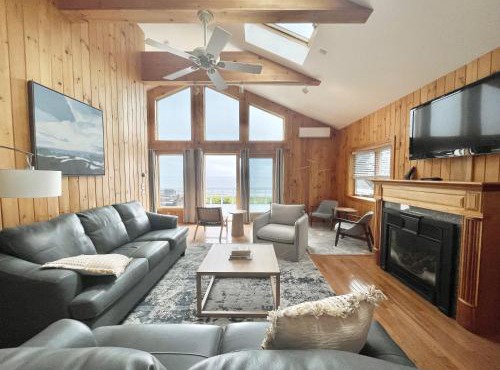 Beachfront 4 BR Spacious House! [Coastal Haven] in Tremont
