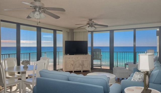 Beachfront Condo, Pool, 700 sq ft Balcony! Hot Tub,