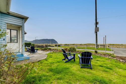 Beachfront Cottage on Seaside Promenade w/Hot Tub