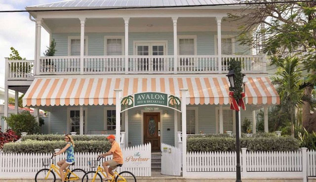 Beachfront Key West + Free Breakfast, Bar & Pool in Key West