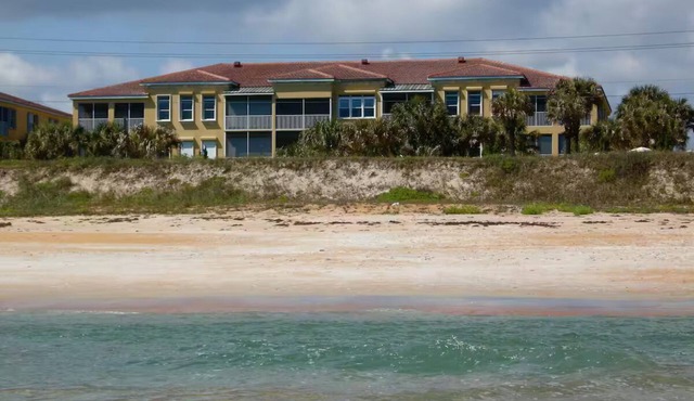 Beachfront Paradise! 3 Bedrooms with hot tub and dog friendly!