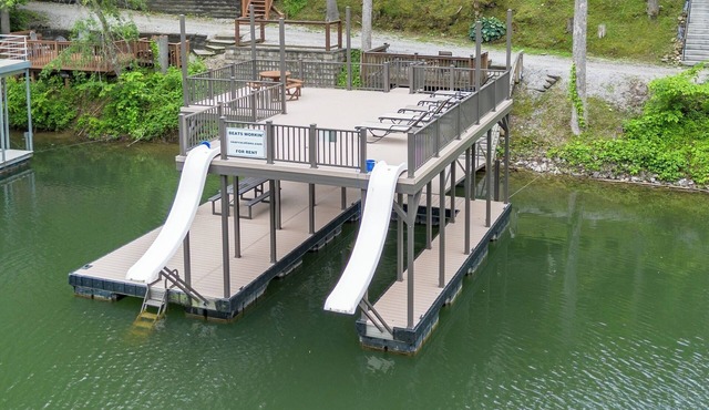 Beats Workin' Norris Lakefront, 2-Story Dock, 2 Slides, No-Wake Cove in La Follette
