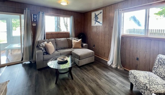 Beautiful One bedroom Cabin 5 with Sunroom at Blue Moon Resort
