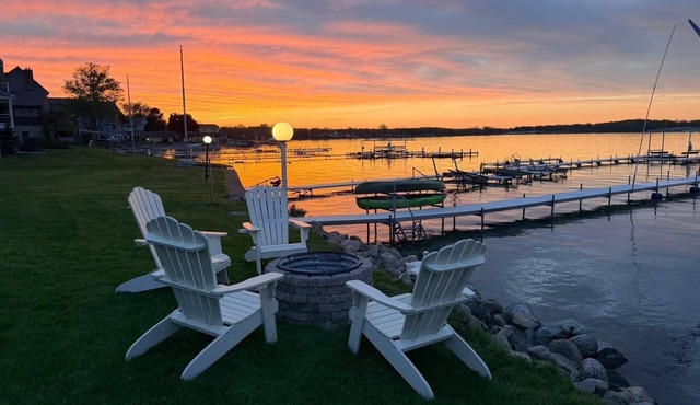 BEAUTIFUL LAKEFRONT COTTAGE! ☀️🧡 KAYAKS! CLEAR SANDY BOTTOM