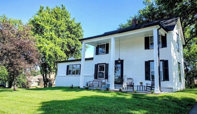 Beautiful and Spacious 1908 Modern Farmhouse in Shawnee