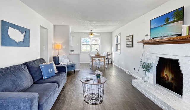 Beautiful Clive 3BR Duplex w/Fireplace in Clive