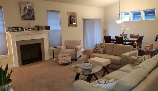 Beautiful & Comfortable 3 Bedroom Home Minutes from the Airport and Downtown
