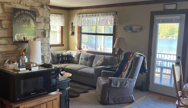 Beautiful cottage on Crooked Lake! Sleeps 9 comfortably. in Crivitz