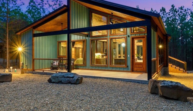 Beautiful Couples Cabin nestled in the woods