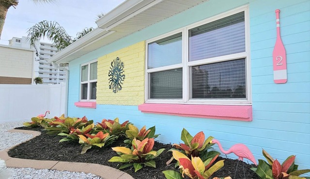 Beautiful, Cozy, Beach Bungalow Steps from the Ocean!