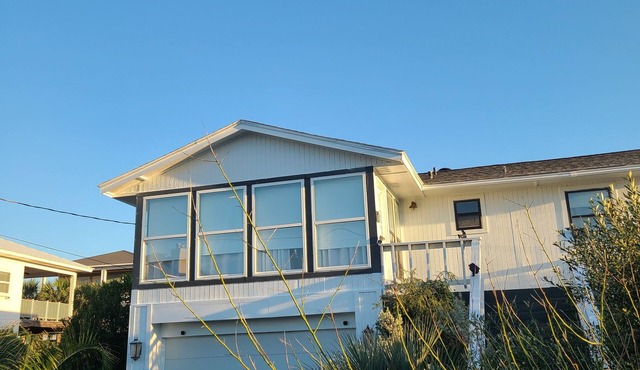 Beautiful Cozy Beach Cottage, 1 block to beach, west of hotels, easy access