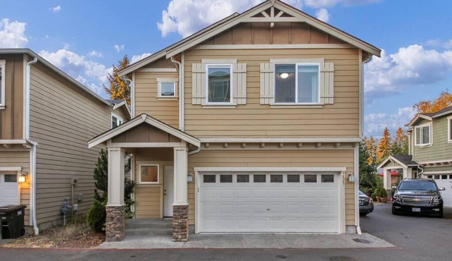 Beautiful craftsman style 4BDs, 2.5Baths Townhome