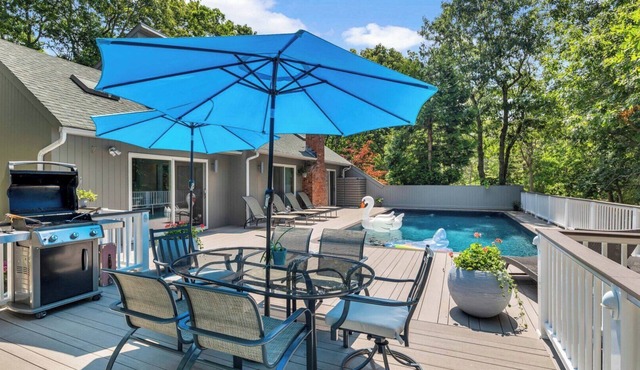 Beautiful East Hampton Home, Expansive Deck, Private Pool, Indoor/Outdoor.