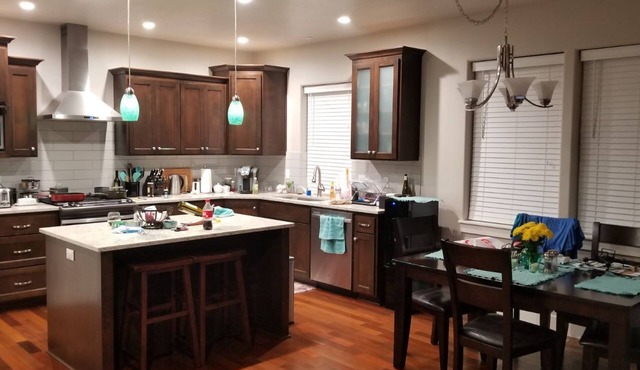 Beautiful home close to the Eugene Airport with easy access to downtown Eugene
