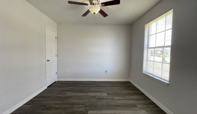 Beautiful home in Pensacola suburbs w/pool! 15-20 min from the Beach & Downtown!