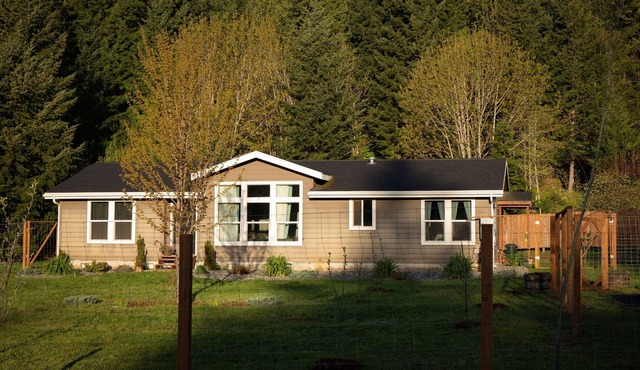 Beautiful Home near forest and river!