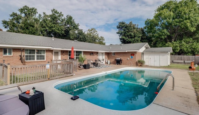 Beautiful Home with Pool & Sauna, Close to Beaches - Sleeps 10
