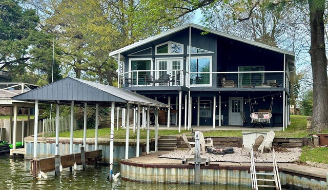 Beautiful lakefront home in Tool!