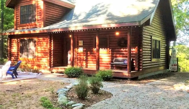 Beautiful log cabin just minutes from the beach!