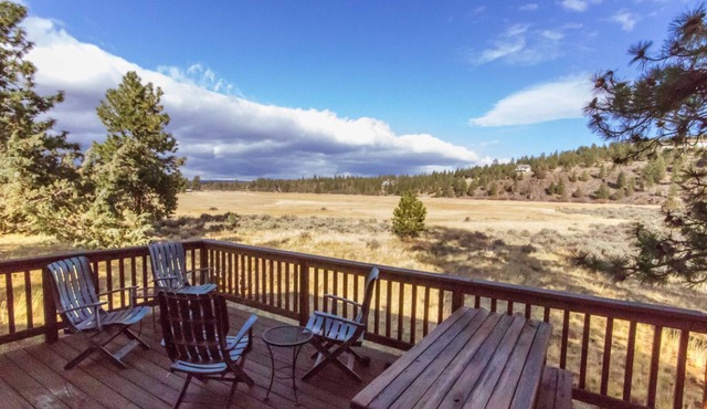 Beautiful Meadow Views | Walk to Town | Sisters OR Vacation Cabin