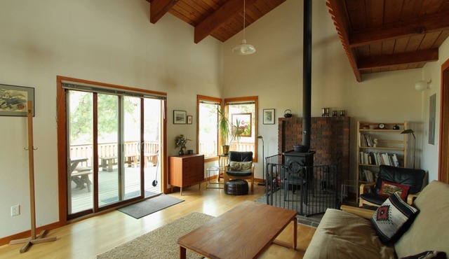 Beautiful Meadow Views | Walk to Town | Sisters OR Vacation Cabin