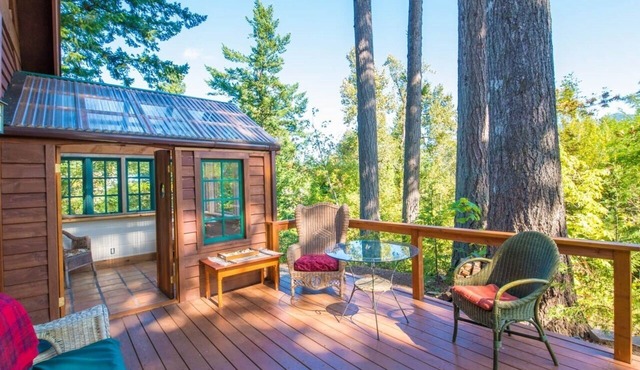 Beautiful modern cabin in the heart of the breathtaking Columbia River Gorge.