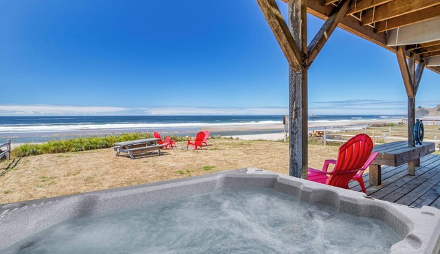 Beautiful Oceanfront Hm w/Panoramic Ocean Views, Hot Tub and Easy Beach Access