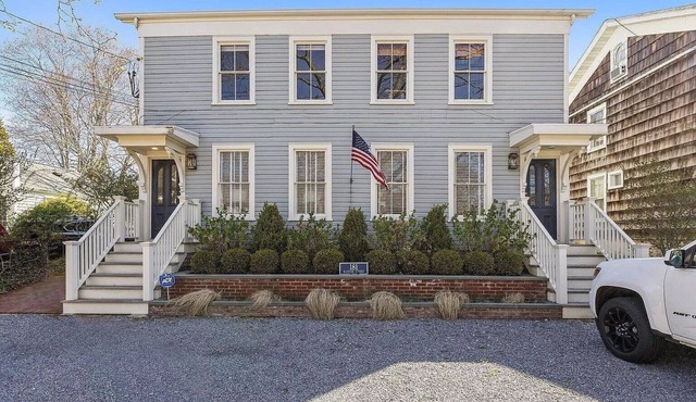 Beautiful Renovated 1 Bedroom Apartment Walk to Town & Jitney. Parking.