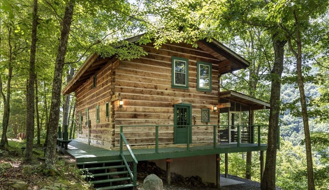 Beautiful Rustic Cabin Surrounded by Nature with Incredible Views and a Wrap-Around Deck for an Amazing Glamping Experience in Marshall, NC