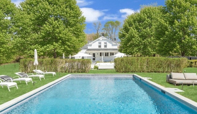 Beautiful Shelter Island Getaway on over an acre, minutes from the ferry!