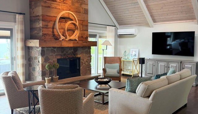Beautiful Three Bedroom Bluff Home in Fish Creek with Water Views
