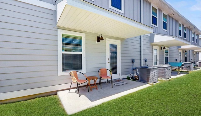 Beautiful townhouse with plenty of space, full kitchen & close to beach