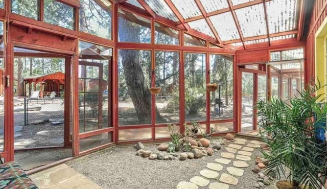 Beeline Bungalow- 2 rentals on 2 acre property