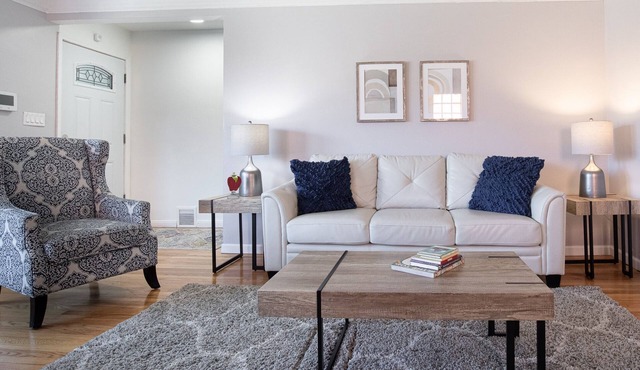 Big Central Stylish 3 BR/3 bath Townhouse. Game room . Home office.