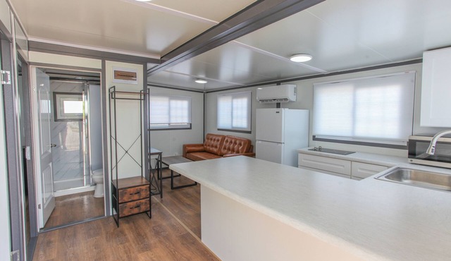 Big Spring, TX-Tiny Home Charm -2 bd