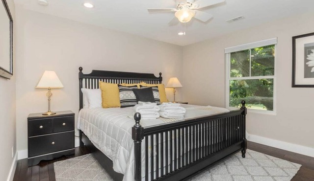 Bloomington Escape | Luxury Stay for 16 Guests