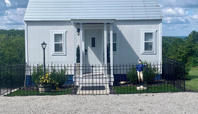 Blue Moon tiny cabin close to everything with Mountain View No Cleaning Fees