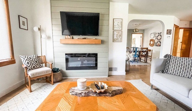 Bluebird Day - Pilot Butte Pad: Spacious 3BR home in Bend, ideal for family getaways.