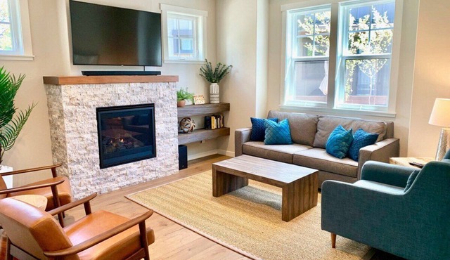Bluebird Day - River Trail House, Enjoy a cozy retreat in Bend, OR.