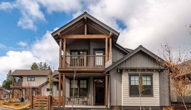 Bluebird Day - Wild River Getaway, Escape to this cozy 2-bedroom retreat in Bend, OR.