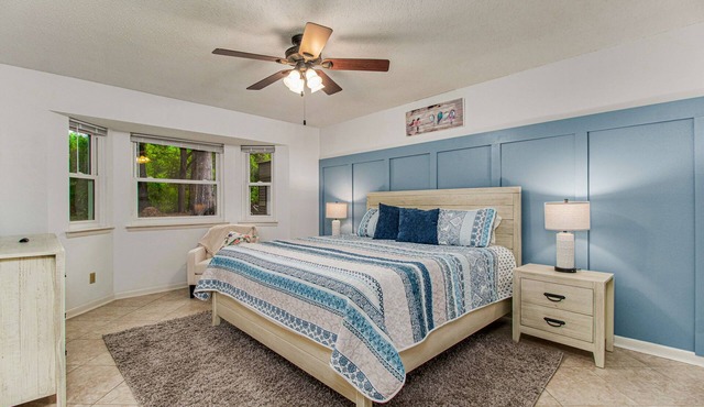 Bluebird House: spacious 3BR with sunroom on an acre