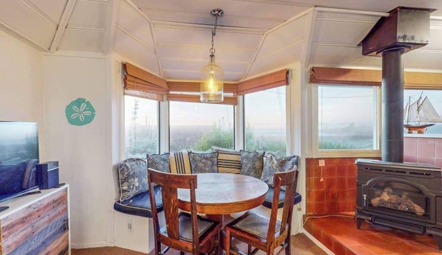 Bodega Bay Bright Beach Cottage with Ocean Views & Fireplace