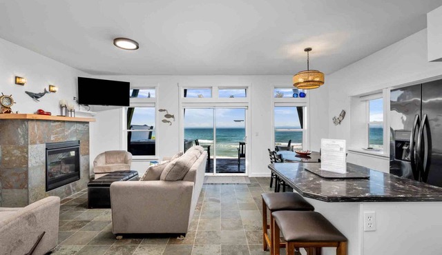 Boundless Ocean Views From Home and Hot Tub, Pet Friendly, Private Deck, Fireplace, Steps to Beach