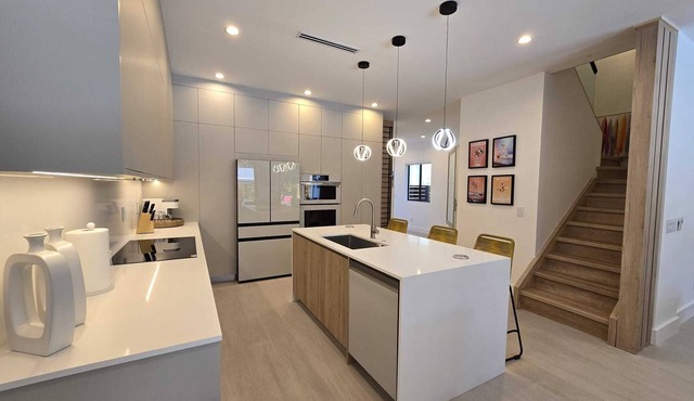 Brand new Built 4-bedroom pool house with fitness room, Heart of Fort Lauderdale