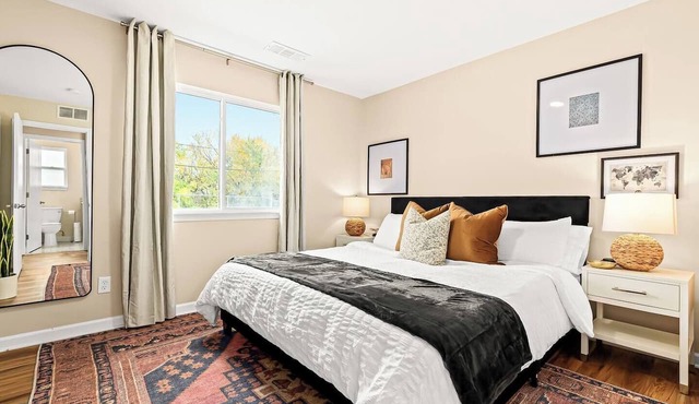 Brand New! Lower Flat 1BR Near Downtown, Roseville